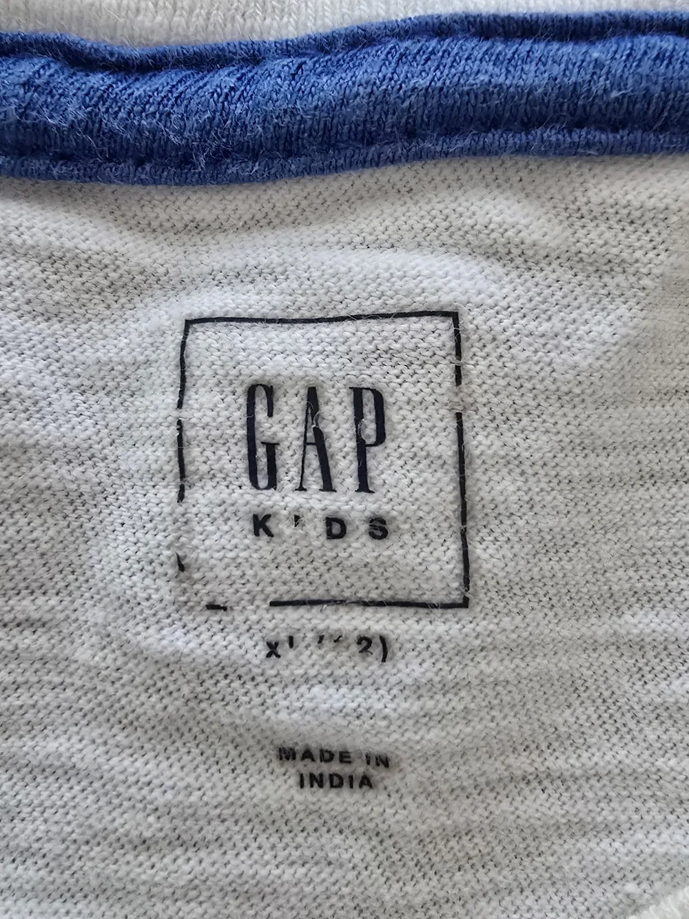 GAP | White V‑Neck Tee with Blue Stripes and Pocket | Size Kids XL